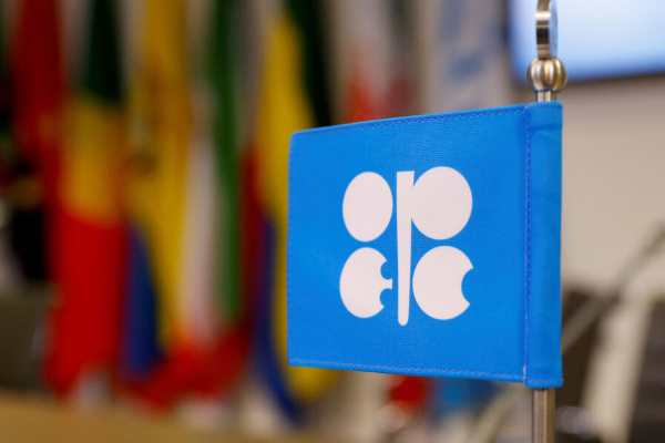 L’OPEP+ annonce une nouvelle réduction «volontaire » de la production de pétrole